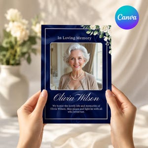 Può includere: Un cartoncino funebre rettangolare con sfondo blu intenso, dettagli floreali bianchi e una fotografia centrale di una persona sorridente. Il testo riporta In Loving Memory, Olivia Wilson, e un messaggio commemorativo in caratteri bianchi.