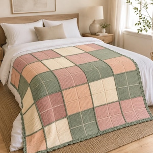 Pu&ograve; includere: Una coperta all'uncinetto fatta a mano con un motivo a scacchiera ripetuto di blocchi quadrati in verde salvia tenue, rosa antico delicato e bianco crema. Il tessuto presenta una finitura a maglia testurizzata e un bordo smerlato verde salvia.