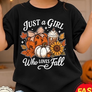 Maglietta "Just a Girl Who Loves Fall", Maglietta autunnale con zucca, Maglietta autunnale per ragazze, Maglietta con zucca carina, Maglietta autunnale con caffè, Regalo autunnale per bambini