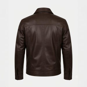 Puede incluir: Una chaqueta de cuero marr&oacute;n oscuro vista desde atr&aacute;s, con un cuello cl&aacute;sico doblado, mangas largas con pu&ntilde;os abotonados, un canes&uacute; horizontal en la espalda y detalles de costuras verticales que bajan por el centro del panel trasero hasta el dobladillo.