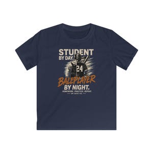 Honkbalspeler T-shirt voor de start van het schooljaar, T-shirt met de tekst "Huiswerk oefenen herhalen", cadeau voor student-atleten (jongens en meisjes), jeugdteam voor honkbalseizoen afbeelding 9