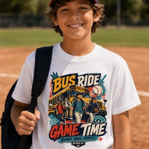 Camiseta de regreso a clases para jugadores de béisbol, camiseta infantil para ir al partido en autobús, regalo para estudiantes atletas (niños y niñas), temporada de béisbol juvenil de viaje. imagen 1