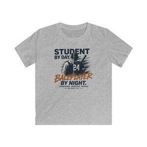 Honkbalspeler T-shirt voor de start van het schooljaar, T-shirt met de tekst "Huiswerk oefenen herhalen", cadeau voor student-atleten (jongens en meisjes), jeugdteam voor honkbalseizoen afbeelding 8