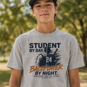 Honkbalspeler T-shirt voor de start van het schooljaar, T-shirt met de tekst "Huiswerk oefenen herhalen", cadeau voor student-atleten (jongens en meisjes), jeugdteam voor honkbalseizoen afbeelding 6