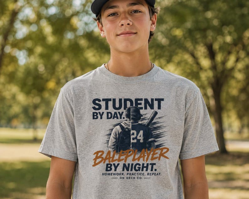 Honkbalspeler T-shirt voor de start van het schooljaar, T-shirt met de tekst "Huiswerk oefenen herhalen", cadeau voor student-atleten (jongens en meisjes), jeugdteam voor honkbalseizoen afbeelding 6