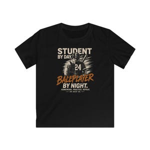 Honkbalspeler T-shirt voor de start van het schooljaar, T-shirt met de tekst "Huiswerk oefenen herhalen", cadeau voor student-atleten (jongens en meisjes), jeugdteam voor honkbalseizoen afbeelding 11