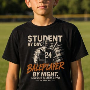 Honkbalspeler T-shirt voor de start van het schooljaar, T-shirt met de tekst "Huiswerk oefenen herhalen", cadeau voor student-atleten (jongens en meisjes), jeugdteam voor honkbalseizoen afbeelding 7