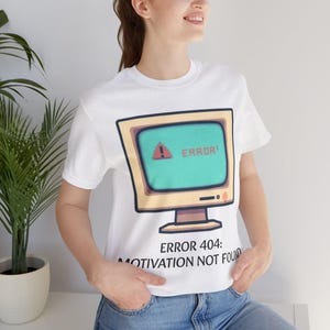 Camiseta con el error 404, camiseta con la frase "Motivación no encontrada", humor tecnológico divertido, regalo para compañeros de trabajo de TI, ropa para programadores, camiseta de oficina sarcástica, ordenador retro