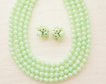 Vintage signiert Coro Mint grün Aurora Borealis Kunststoff Perle 3 Strang Halskette und Clip auf Ohrringe Set, facettierte Perlen, Gold-Ton, Designer