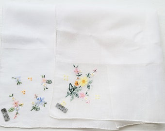 Vintage Set von 2 alle Baumwolle Hand bestickt Taschentuch, weiß, Blumen, Feminin, Zierin, Frühling, Sommer, Hochzeit, Zubehör
