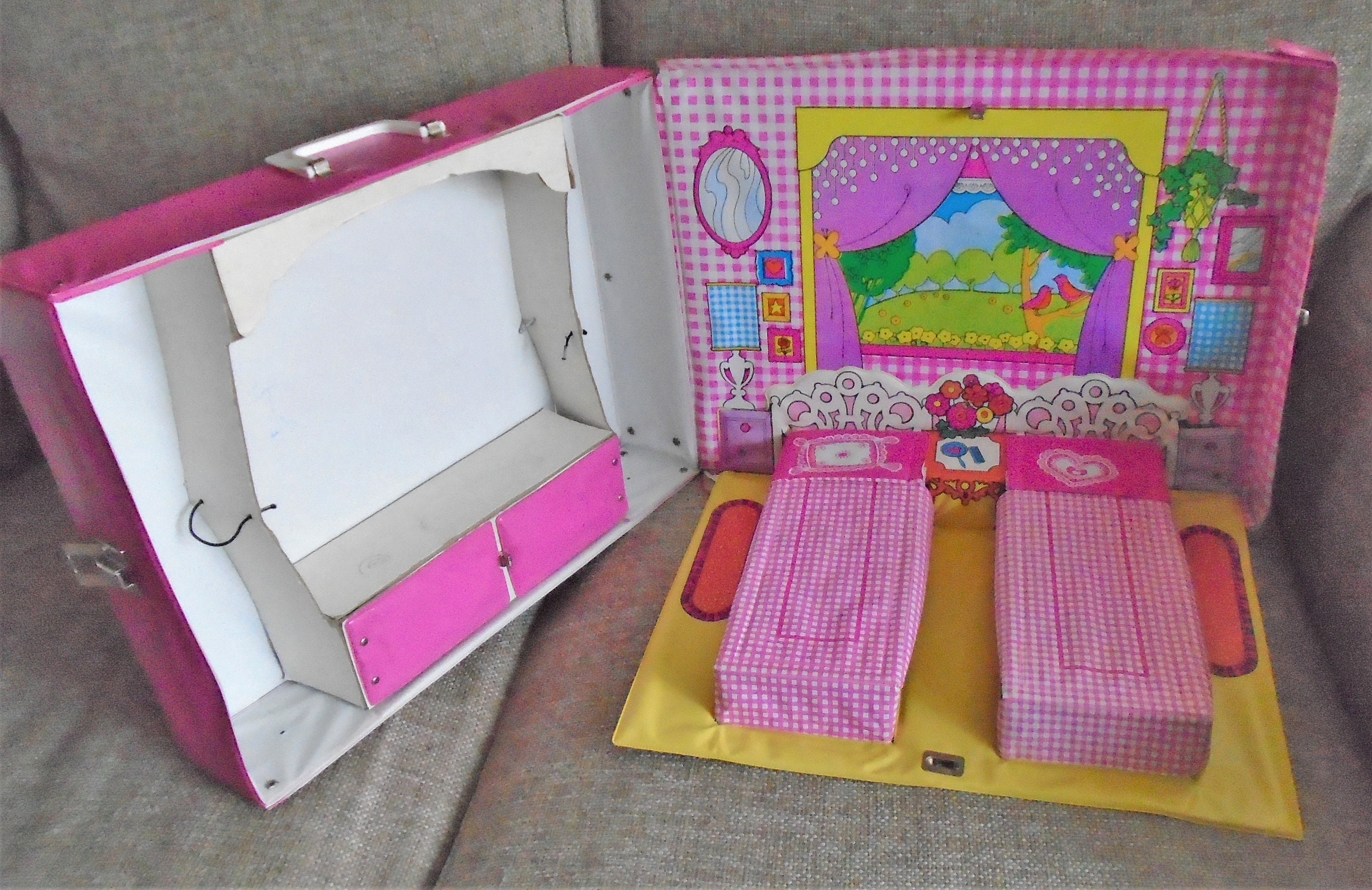Vintage 1974 Mattel World of Barbie Sleep n Keep Case Beds