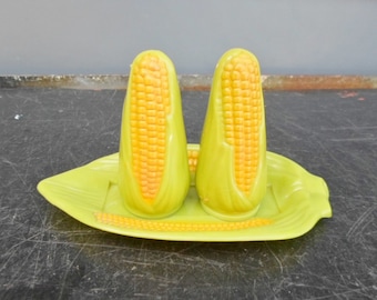 Vintage Corn On The Cob Salt And Pepper With Tray, Plastic, Made In Hong Kong, Green & Yellow, Corn Cob, Barbecue, Salt And Pepper, Corn