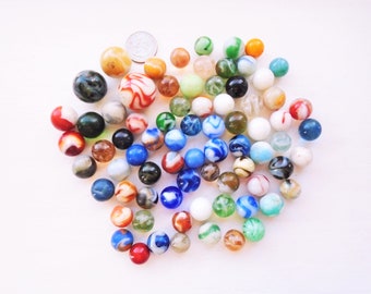 Vintage Lot von 75 Glasmarmoren, handbemalt, bunt, verschiedene Größen, bunt, blau, rot, orange, grün,