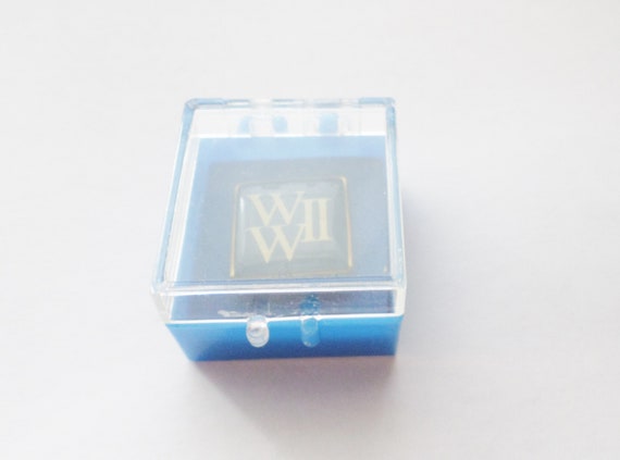 Vintage WW11 Enamel Lapel Pin In Case, Gold Tone,… - image 2