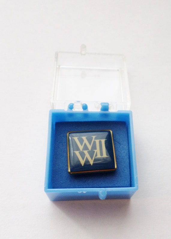 Vintage WW11 Enamel Lapel Pin In Case, Gold Tone,… - image 1
