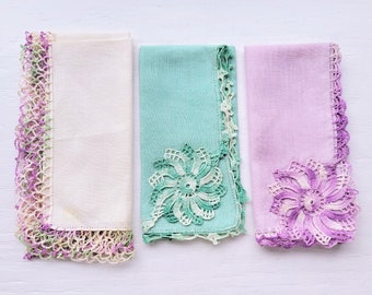 Vintage Set von 3 Leinen gehäkelt Taschentuch, Lavendel, Mint grün, Elfenbein, Feminin, Zierwert, Frühling, Sommer, Hochzeit, Zubehör
