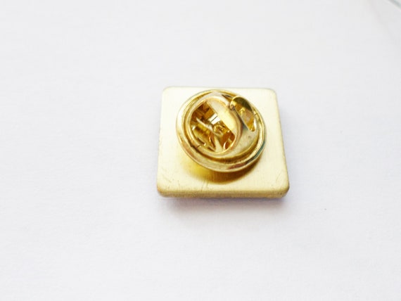 Vintage WW11 Enamel Lapel Pin In Case, Gold Tone,… - image 4