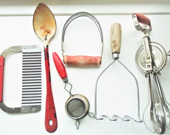 Vintage Lot von 6 Küchenutensilien, Lieblings-Handmischer mit roten Holzgriffen, Edelstahl, Holzgriffe, Huot, Androck