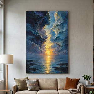 Peut inclure: Une œuvre d'art murale rectangulaire verticale représentant un paysage marin dramatique au coucher du soleil. Une silhouette solitaire se tient à l'horizon où le soleil doré rencontre l'océan bleu foncé. Des nuages texturés encadrent le ciel.