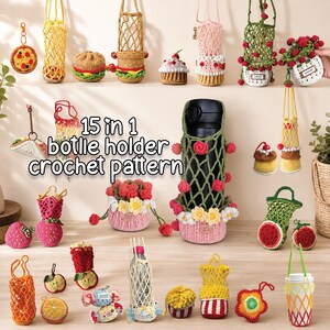 Puede incluir: Una colección de varios portabotellas y pequeñas bolsas de ganchillo con diversos diseños como frutas, postres y alimentos. El texto 15 in 1 bottle holder crochet pattern se muestra en el centro de la imagen entre los artículos.