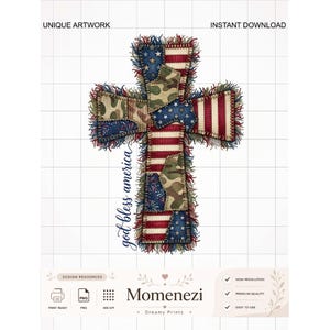 Könnte beinhalten: Ein kreuzförmiges Grafikdesign mit einem Patchwork aus amerikanischen Flaggenmustern, Tarnstoff und blau bedruckten Sternenabschnitten mit ausgefransten Rändern. Der Text 'god bless america' steht in blauer Schreibschrift links vom Kreuz.