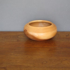 Wooden salad bowl turned from apple wood, salad plate or salad server with golden tan to deep brown colors Bild 4