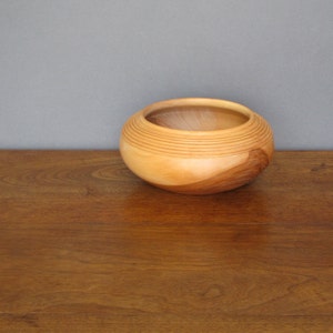 Wooden salad bowl turned from apple wood, salad plate or salad server with golden tan to deep brown colors Bild 2