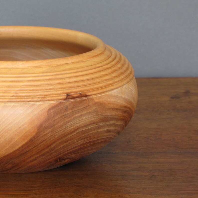 Wooden salad bowl turned from apple wood, salad plate or salad server with golden tan to deep brown colors Bild 5