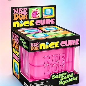 Peut inclure: Un jouet sensoriel Nee Doh Nice Cube rose emballé dans une boîte de présentation en carton noir. La boîte porte le texte Nee Doh Nice Cube et Super Solid Squish, avec des illustrations du cube pressé. Une étiquette blanche avec le logo RS Tales est attachée.
