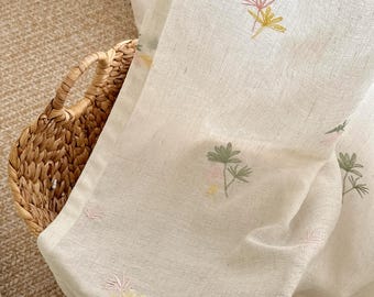Cortina transparente de lino bordada, cortina floral color crema con ribete de volantes verdes, panel de ventana estilo cottagecore, cortina para habitación infantil, cortinas a medida.
