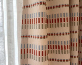 Cortinas bohemias a rayas de colores, cortinas geométricas tejidas, paneles de ventana color crema, cortinas personalizadas con filtro de luz para cuarto infantil estilo cottagecore.