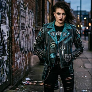 Frauen Spiked Biker Blau & Schwarz Lederjacke - Wolf Gothic Dagger Patches