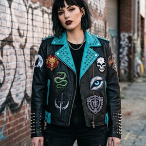 Frauen Biker mit Nieten und Nieten in Blau und Schwarz Lederjacke - Wolfsschlange, Schädel und Dolch Patches