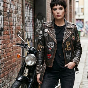 Chaqueta de cuero marrón para mujer con parches y tachuelas estilo gótico con calavera, lobo y cobra.