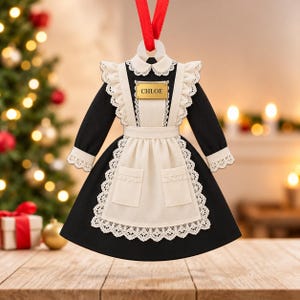 メイド服のクリスマスオーナメント、カスタムハウスキーパーギフト、清掃婦オーナメント、ハウスキーピングスタッフギフト、メイド服のクリスマスデコレーション