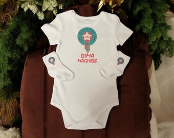 Marokkanisches Baby-Outfit: Dima Maghrib Babybody & Socken – Marokkanisches Babygeschenk – Fußballfan-Babykleidung