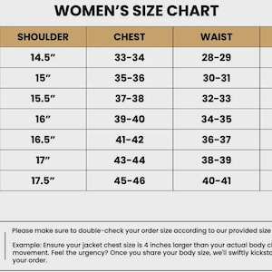 Puede incluir: Una tabla de tallas con encabezado color canela y filas blancas, titulada SIZE CHART. Enumera medidas en pulgadas para hombros, pecho, cintura y mangas desde la talla XXS a 2XL. Una nota al pie aconseja verificar las medidas para un mejor ajuste.