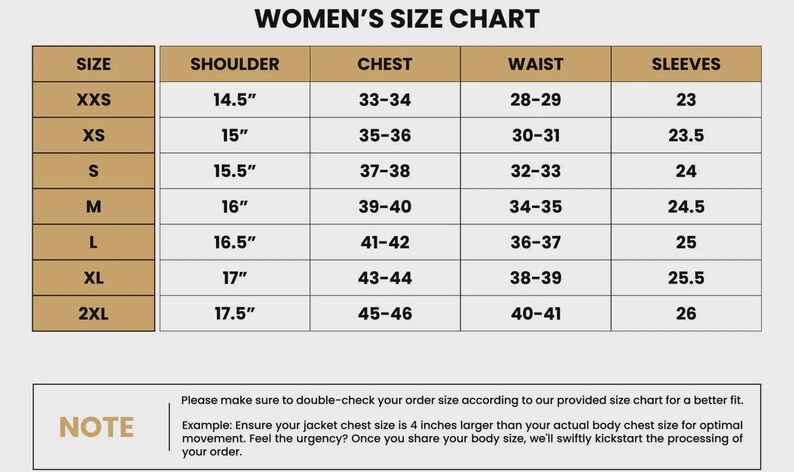 Puede incluir: Una tabla de tallas con encabezado color canela y filas blancas, titulada SIZE CHART. Enumera medidas en pulgadas para hombros, pecho, cintura y mangas desde la talla XXS a 2XL. Una nota al pie aconseja verificar las medidas para un mejor ajuste.