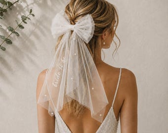 Personalisierter Brautschleier mit Schleife, benutzerdefinierte Braut für Hochzeit Perlen Schleier, kurzer Tüllschleier für Junggesellenabschied, minimalistische Braut als Schleier