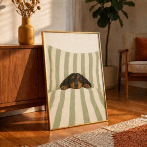 Peut inclure: Une impression d'art murale rectangulaire encadr&eacute;e repr&eacute;sentant une peinture &agrave; l'huile d'un teckel noir et feu reposant sa t&ecirc;te sur une surface douce &agrave; rayures verticales vert sauge et blanches. L'&oelig;uvre est dans un cadre en m&eacute;tal dor&eacute;.