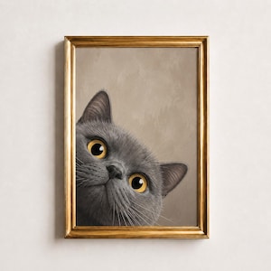 Pode incluir: Uma impressão de arte emoldurada apresentando uma ilustração em close-up de um gato cinza com grandes olhos amarelos brilhantes olhando para cima. O gato está posicionado no lado esquerdo da moldura, contra um fundo bege neutro e texturizado.