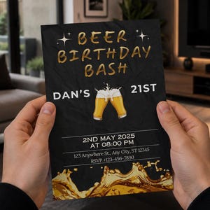 Peut inclure: Une carte d'invitation d'anniversaire rectangulaire noire avec du texte doré indiquant BEER BIRTHDAY BASH, DAN'S 21ST, 2ND MAY 2025 AT 08:00 PM, 123 Anywhere St., Any City, ST 12345, et RSVP +123-456-7890, avec deux chopes de bière et du liquide doré.