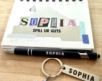 Set de regalo personalizado inspirado en Olivia Rodrigo: miniálbum de recortes, bolígrafo, llavero y mariposa. Spill ur Guts