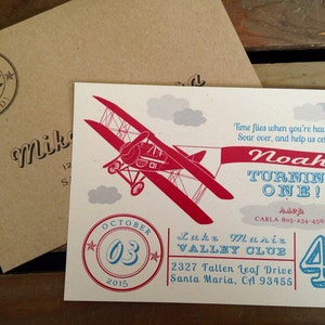 Invitation sur le thème Vintage Airplane - déclenché nuages - douche de bébé personnalisé anniversaire - rouge Kraft gris bleu - recyclé - Eco - DIGITAL imprimable
