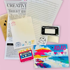Puede incluir: Un set de papeler&iacute;a que incluye una carta con un gr&aacute;fico de radio y sobre, una hoja rayada, un cup&oacute;n para raspar, una pegatina de casete con el texto LIFE IS A MIXTAPE y una postal con una escena de playa y el texto XOXO.