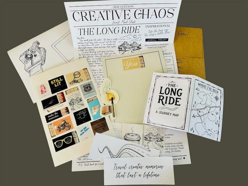 Puede incluir: Una colecci&oacute;n de art&iacute;culos de papeler&iacute;a que incluye un bolet&iacute;n Creative Chaos, un mapa de viaje Long Ride, una hoja de pegatinas con cajas de cerillas e iconos de viaje, una postal con una ilustraci&oacute;n de c&aacute;mara y una tarjeta con el texto Travel creates memories.