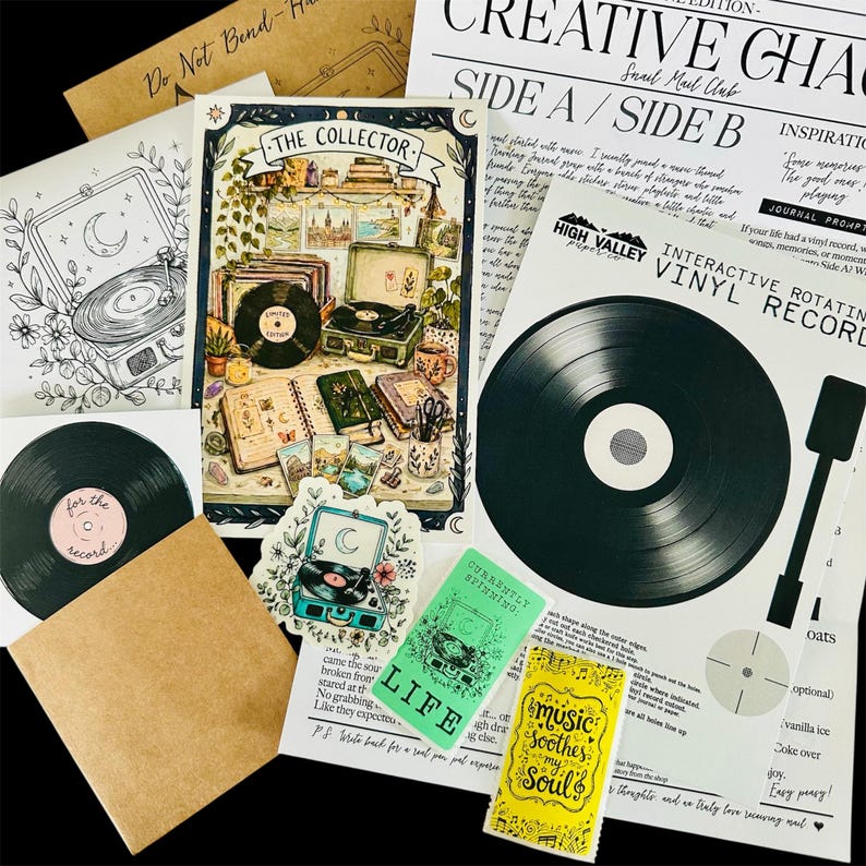 Puede incluir: Una colecci&oacute;n de art&iacute;culos de papeler&iacute;a con temas de m&uacute;sica y discos de vinilo. Incluye una l&aacute;mina "The Collector", una hoja interactiva "High Valley Paper Co." con un disco giratorio, una pegatina de tocadiscos y varias tarjetas con textos como "music soothes my soul" y "currently spinning life."