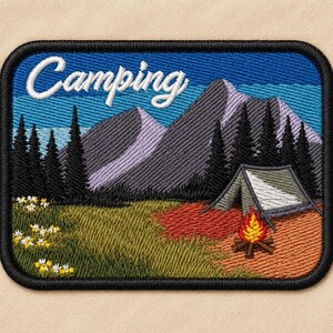 Op de afbeelding: Een rechthoekige geborduurde patch met een berglandschap en het woord Camping in witte schrijfletters. De afbeelding toont donkergroene dennenbomen, paarse bergen, een grijze tent, een klein kampvuur en gele bloemen in een groen veld.