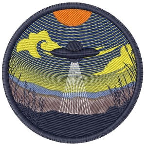 Könnte beinhalten: Ein kreisförmiger bestickter Aufnäher mit einem dunkelgrauen UFO über einer Landschaft. Das Design zeigt eine leuchtend orangefarbene Sonne, gelbe Wolken und einen weißen Traktorstrahl, der auf ein braunes Feld mit dunklen Gräsern scheint.