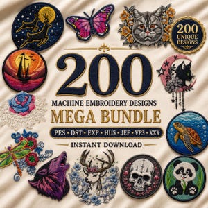 Op de afbeelding: Een verzameling van 200 borduurontwerpen voor de machine met diverse ronde patches en motieven, waaronder een hert, vlinder, kat, zeilboot, roos, libel, wolf, schedel, zeeschildpad en panda, met de tekst 200 MACHINE EMBROIDERY DESIGNS MEGA BUNDLE.
